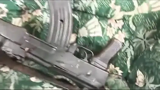 Dövmeli çift kıllı amcık mastürbasyon yapıyor