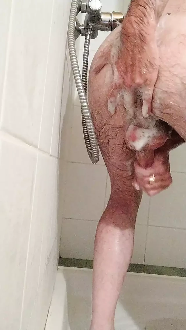 Plaisir sous la douche en vacance