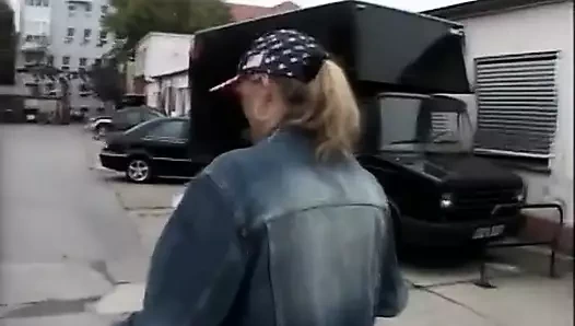 Gerçek seksi ve azgın Alman aktrislerle 90'lardan amatör porno videoları