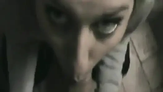 Tombul sarışın orta yaşlı seksi sürtük o yarağı çok sert emiyor