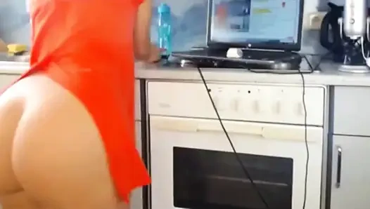 Baştan çıkarıcı sallama: Sexydea'nın müstehcen twerk gösterisini izleyin!