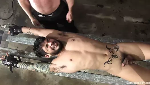 Draven uzandı ve memur matt tarafından mastürbasyon yaptı