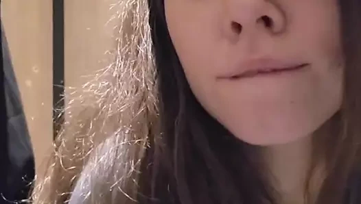 Büyüleyici kız umumi tuvalette seni çok sessizce azdırıyor