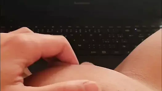 Seksi kız mastürbasyon yapıyor ve fışkırtarak orgazm oluyor