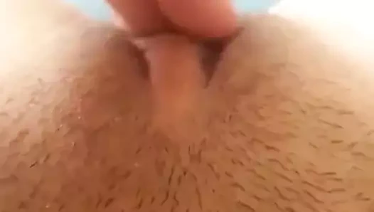 Pustoaica se masturbeaza