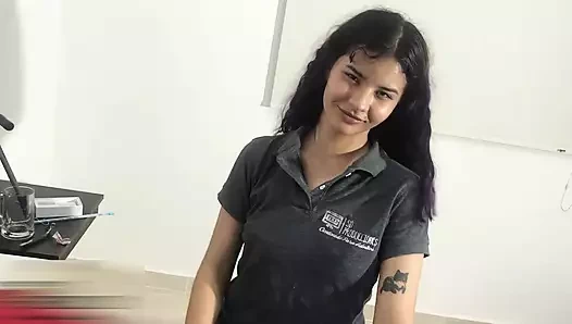 Üvey anne üvey oğlunun yarağına şaşırıyor - İspanyolca porno