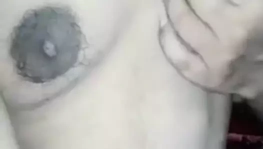 göğüsler presleme kendini