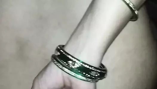 Hintli kadın yüksek sesle inliyor ve devar yarağına biniyor