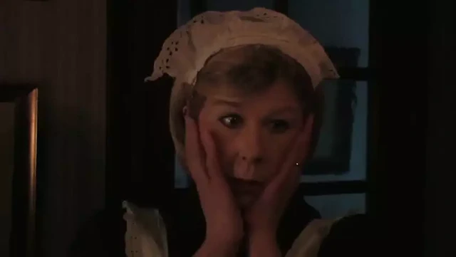 Olgun hizmetçi sert bir yarakla sikiliyor