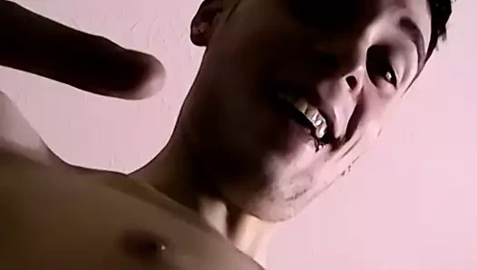 Amatör aiden pugsley ırkları siyah eşcinsel ve cums içinde onun ağız