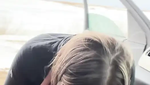 İri Göğüslü Orta Yaşlı Seksi Kadın Dışarıda Şoförle Sikişirken Yakalandı
