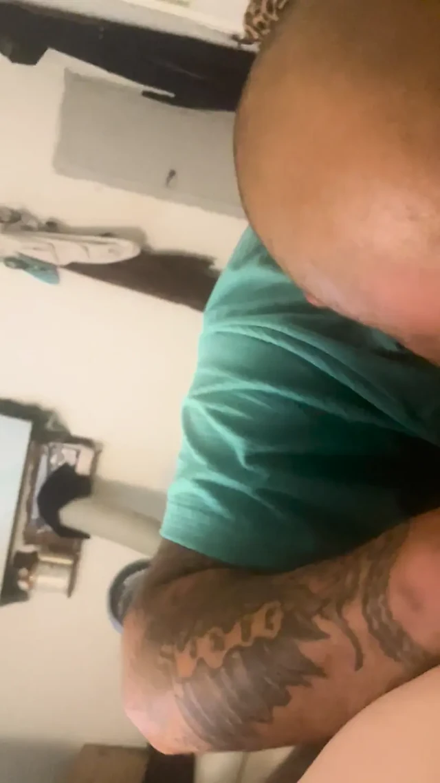 Seksi latin adam güzel dövmeli kadınları yalıyor