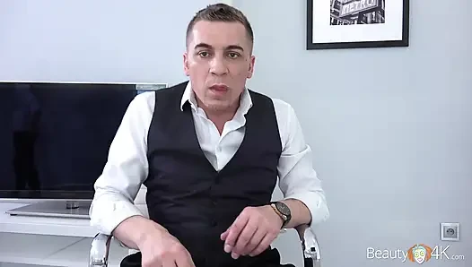 Ботанистая блондинка трахается как профи