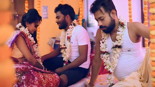 Suhagraat me pati ko behoshh karke boyfriend se chudwae