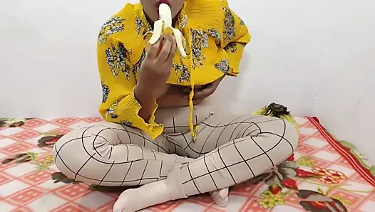 Sarı kısa bir elbiseyle, kendimi okşuyorum ve iki parmağımla amımı mastürbasyon yapıyorum, kendimi seksi külotlarla orgazma getiriyorum