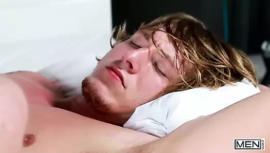 Logan Blake nazik bir dokunuşla başlıyor, ama sonra Tom'a gerçekten beklediği sikişi veriyor - erkekler