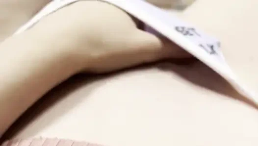 Genç kız, herkesin evden çıkıp verandaya çıkıp pembe vajinasını rahatlatmasını bekler.