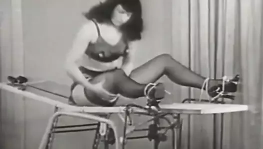 Güzel esmer zincirlerinden kaçar (1950'lerde vintage)