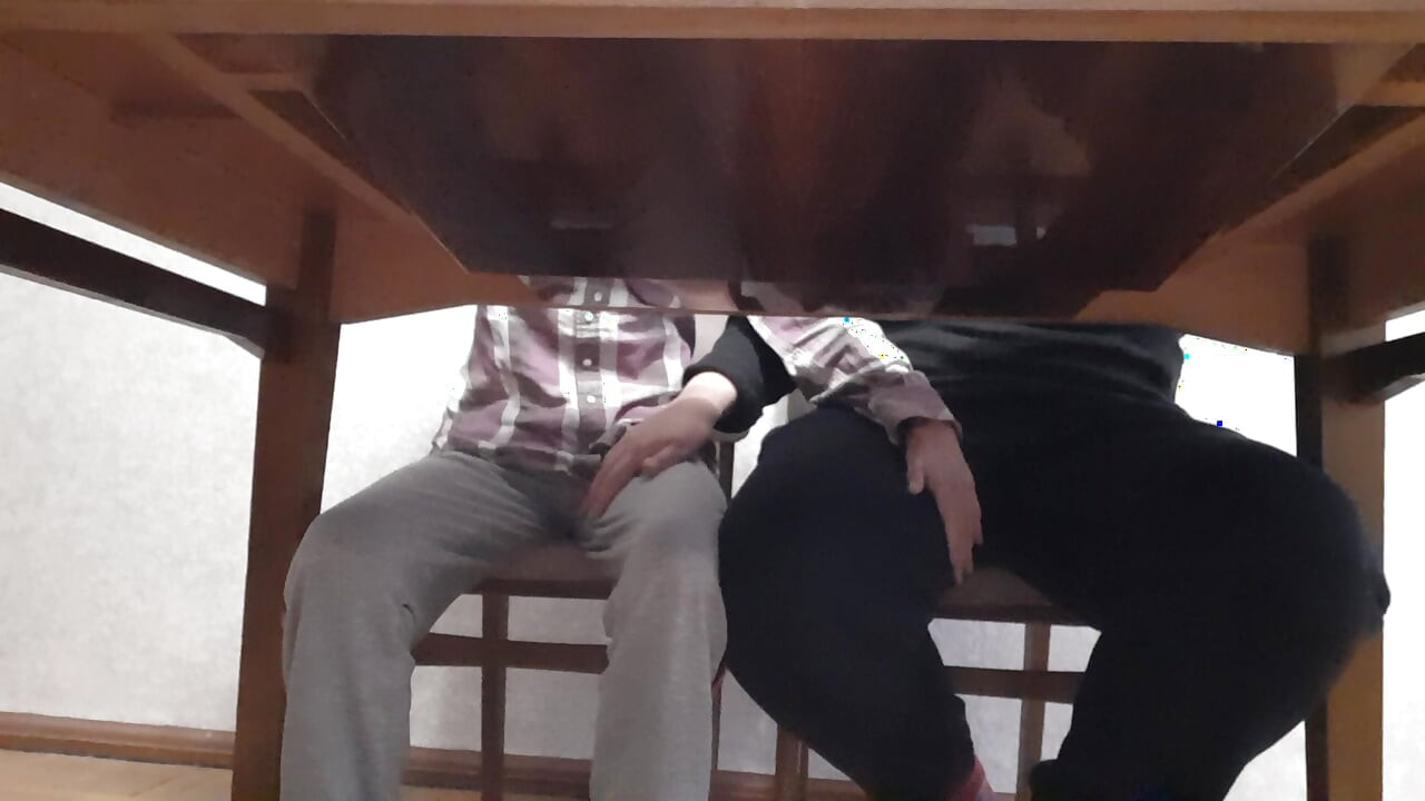Üniversitede İngilizce dersi sırasında masanın altında birbirimize mastürbasyon yapıyoruz - lesbian-candys