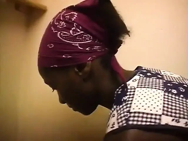 Azgın yaşlı orospu, siyah temizlikçisiyle seks yapıyor