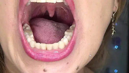 Aynanın önünde uvula, dilim ve ağzımla oynuyorum