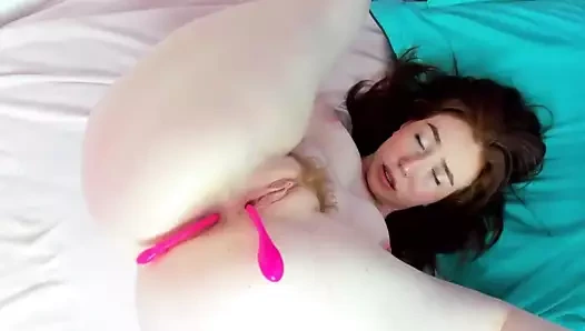 Sevimli kızın poposu ve kedi gösterisi