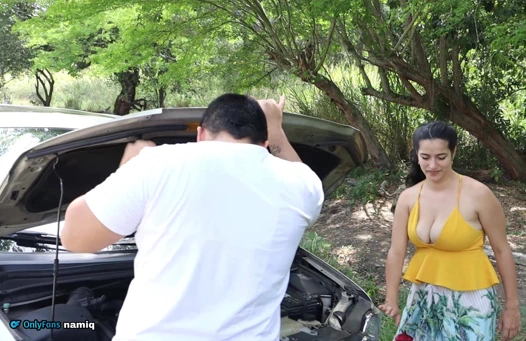 Tamirci ıssız bir yerde mahsur kalan evli kadını sikiyor