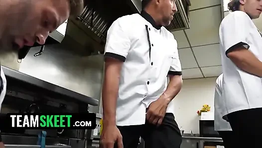 Çabucak dağınık mutfakta seks sahneleri - tezgahta vurma