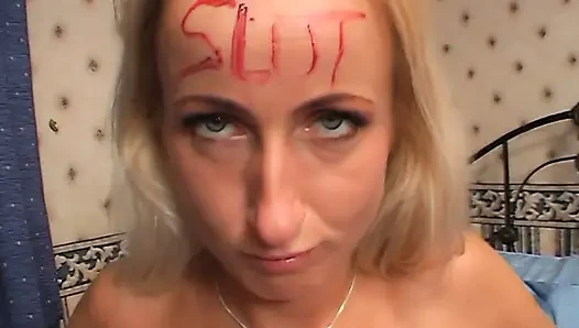 Sarışın hatun yüze boşalma sürtük işaretlemesiyle orgazm olmak için sert parmaklanıyor
