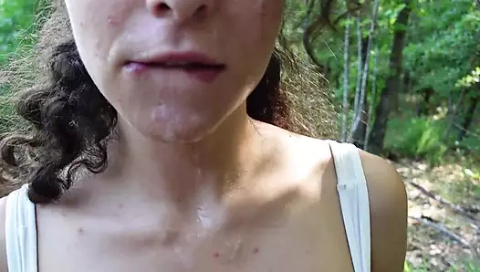 Ormanda açık havada Selvaggia döl alıyor ve sonra tadına bakıyor