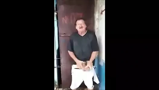 Olağandışı yaşlı Brezilyalı harika şeyler gösteriyor