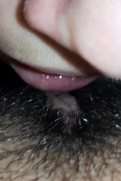 Лесбиянка лижет волосатую киску крупным планом