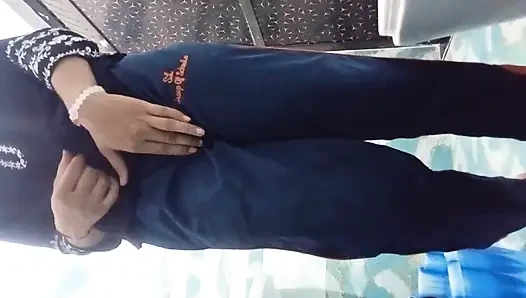 Vay be..... Biri beni sikecek mi? Yalnızım ve sıkıldım. Lütfen biri beni siksin.