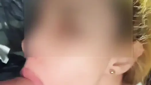 Ateşli bluzlu kız harika oral seks yüzü gırtlağına kadar sikiliyor ve yutuyor