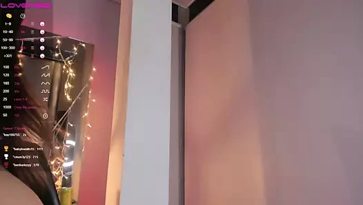 Silvia, büyük doğal göğüslerinden yuvarlak süt ateşler