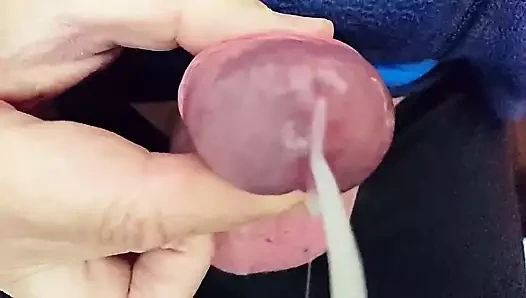 Sperma rinnt aus meinem Schwanz