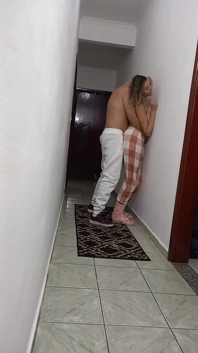 Üvey kız duvara sürtüyor, kurutuyor ve mastürbasyon yapıyor.