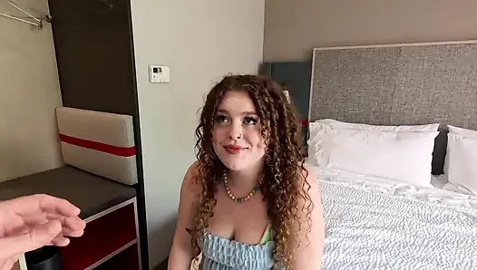 Yaşlı adam dctrousersnake azgın itaatkar büyük memeli genç çilekle sikişiyor