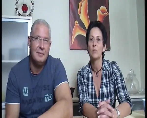 Komşu Buluşması Dörtlü Seks - Azgın Alman Komşular Değiş Tokuş Yapıyor Ve Sakso Çekiyor Ve Parmaklıyor