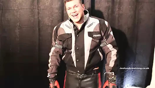 Deri motorcu adam mastürbasyon yapıyor