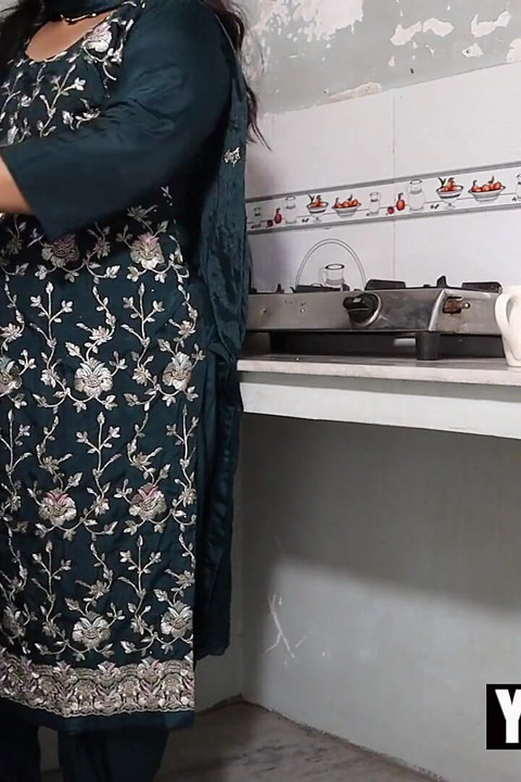 Hintli kadın devarı için çay yaparken mutfakta sikiliyor