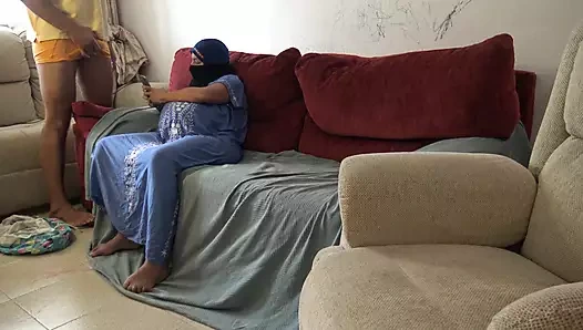 Sapık İngiliz üvey oğul hamile Mısırlı üvey annesini aşağılıyor