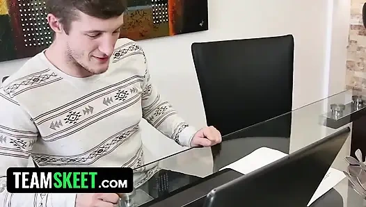 Gelukkige dekhengst neukt kleine babysitter Alex Little met zijn enorme lul voor masturberen tijdens het werken