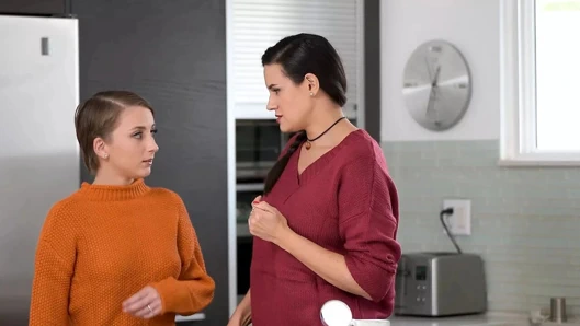 Aile vuruşları - ateşli genç, üvey kardeşinin şeker babasının da onu becermesine izin verir, tüm faydaları elde etmek için