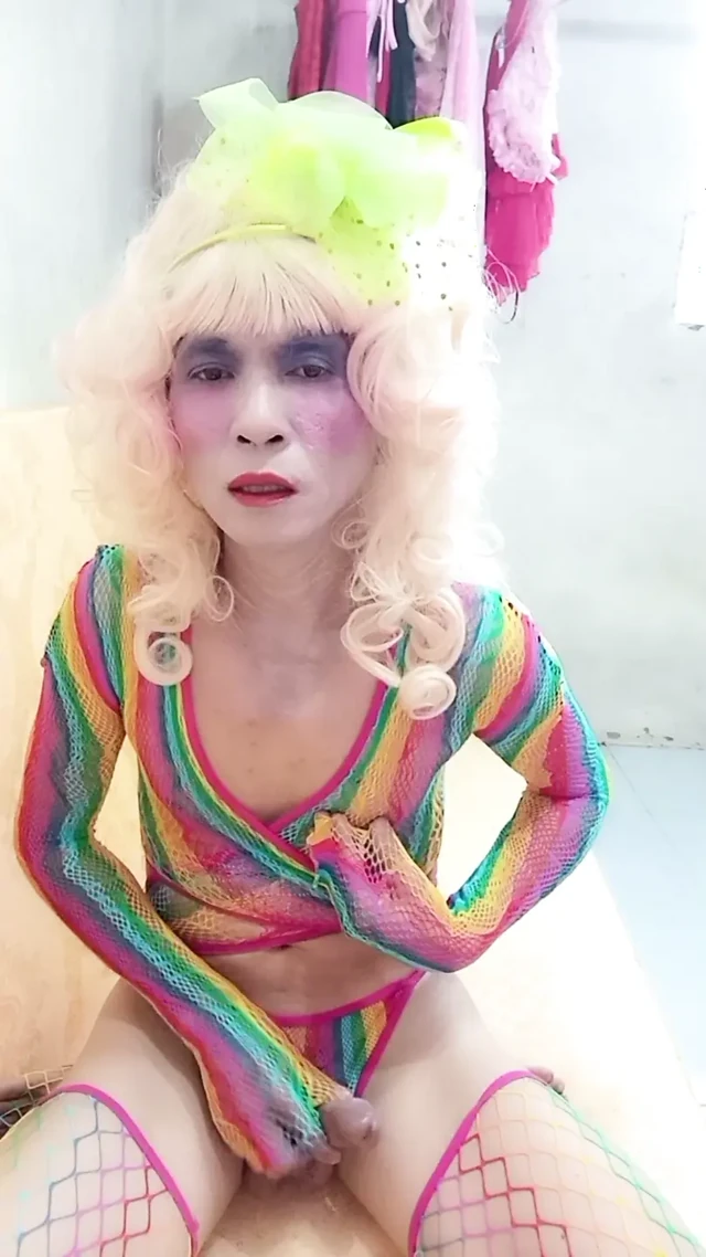 Oanh Le transgender seksi sentetik porno giyiyor