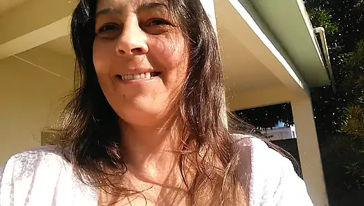 Kıllı amcıklı evli kadın bahçede güneşleniyor