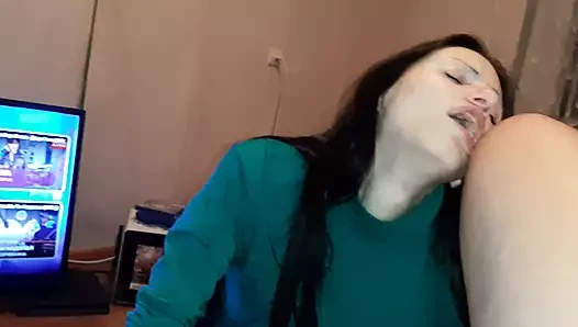 Kız arkadaşım klitorisimi emdi ve bacaklarımı yaladı - lezbiyen-illüzyon