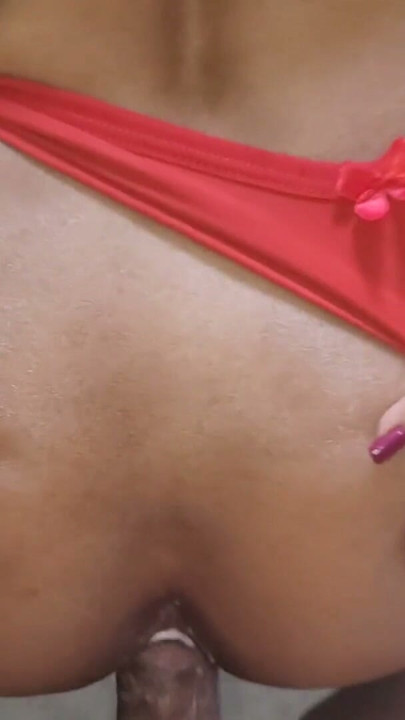 Minyon orta yaşlı seksi kadın sikinin derinlere vurması için dev götünü açıyor | Klip 2