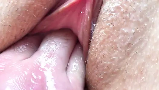 Klitorisini öp ve yarakla ov. Amcık sikişi ve içine boşalma. Kremsi amına yumruk sokma. Kadın orgazmı.