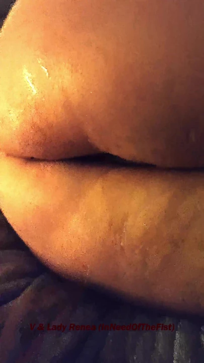 Низкое качество, короткое видео болезненно жесткой фистинговой киски в 20f в любительском видео, чтобы держать ее на тренировке